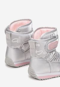 Born2be - Srebrno-Różowe Śniegowce Wiązane Mizi. Nosek buta: okrągły. Zapięcie: rzepy. Kolor: srebrny. Materiał: materiał, futro. Sezon: jesień, zima. Styl: klasyczny #3