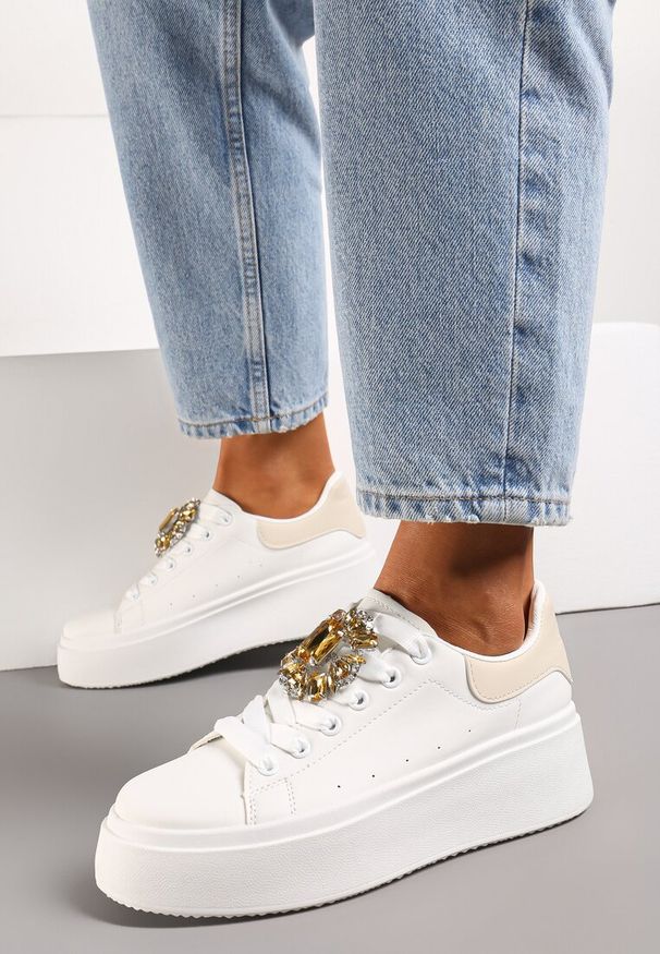 Renee - Biało-Beżowe Sneakersy na Grubej Podeszwie z Ozdobną Aplikacją Kamienia Danthia. Zapięcie: sznurówki. Kolor: biały. Materiał: jeans. Wzór: aplikacja