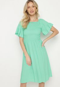 Born2be - Jasnozielona Rozkloszowana Sukienka Bawełniana z Bufiastymi Rękawami i Elastyczną Górą Veliova. Okazja: na co dzień. Kolor: zielony. Materiał: bawełna. Styl: elegancki, casual #2