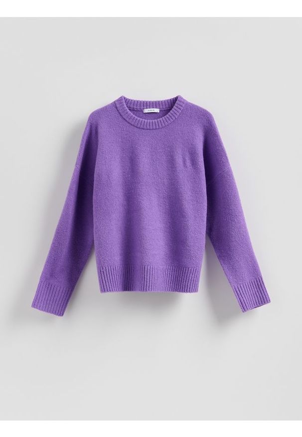 Reserved - Sweter z obniżoną linią ramion - fioletowy. Kolor: fioletowy. Materiał: dzianina, wełna