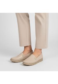 Półbuty damskie Maciejka, cholewka ze skóry naturalnej gładkiej wsuwany fason elastyczne wstawki po bokach widoczne przeszycia wokół noska gruba jedn. Okazja: na co dzień. Kolor: beżowy. Materiał: skóra. Szerokość cholewki: normalna. Wzór: gładki. Styl: casual, elegancki #2