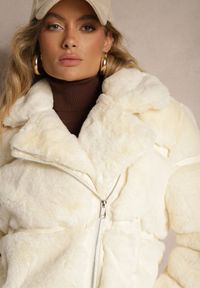 Renee - Jasnobeżowa Kurtka Futerko z Paskiem i Asymetrycznym Suwakiem Neanoriel. Kolor: beżowy. Materiał: futro. Styl: elegancki #3