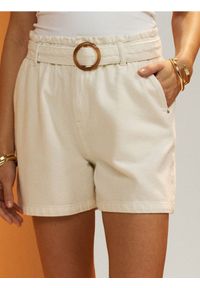 Sinsay - Szorty jeansowe z paskiem - kremowy. Kolor: kremowy. Materiał: jeans #1