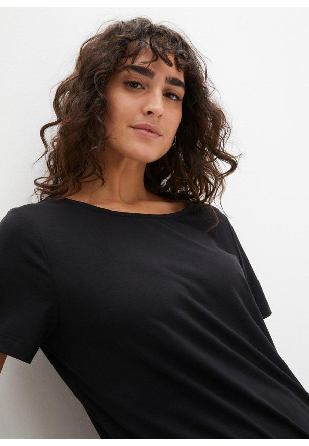 bonprix - Długi T-shirt sportowy z wycięciem z tyłu. Kolor: czarny. Długość: długie. Wzór: nadruk. Styl: sportowy