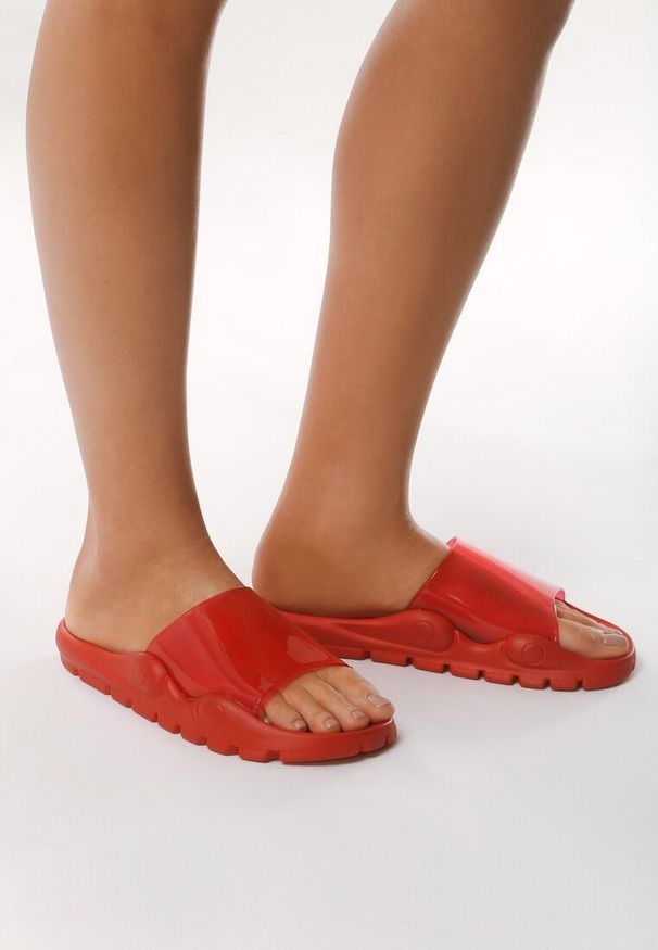 Born2be - Czerwone Klapki Convincing. Okazja: na plażę. Nosek buta: otwarty. Kolor: czerwony. Materiał: guma. Obcas: na obcasie. Styl: sportowy. Wysokość obcasa: wysoki