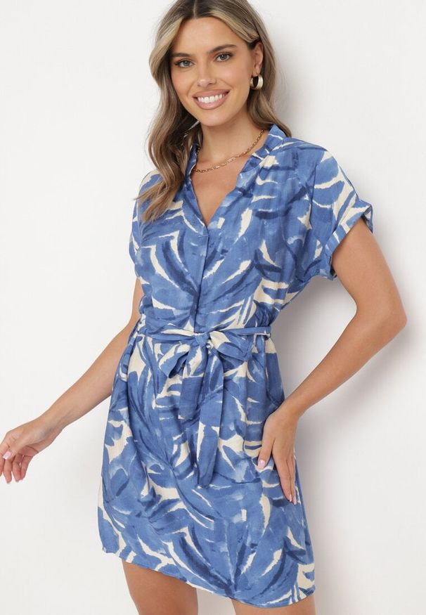 Born2be - Niebieska Pudełkowa Sukienka z Dekoltem w Serek o Roślinnym Wzorze z Paskiem w Talii Resevia. Okazja: na spacer, na co dzień. Typ kołnierza: dekolt w serek. Kolor: niebieski. Długość rękawa: krótki rękaw. Sezon: lato. Typ sukienki: proste. Styl: wizytowy, casual, elegancki
