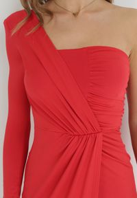 Born2be - Czerwona Kopertowa Sukienka Maxi na Jedno Ramię z Marszczeniami Analaura. Okazja: na imprezę. Kolor: czerwony. Materiał: wiskoza. Typ sukienki: kopertowe. Styl: elegancki. Długość: maxi