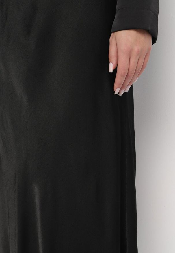 Born2be - Czarna Spódnica Satynowa z Wiskozy o Rozkloszowanym Kroju Hanorilae. Okazja: na co dzień. Kolor: czarny. Materiał: wiskoza, satyna. Styl: casual, klasyczny