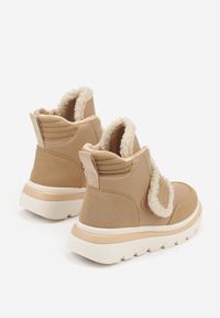 Renee - Ciemnobeżowe Śniegowce Ozdobione Futerkiem i Przeszyciami Newelara. Okazja: na co dzień. Zapięcie: rzepy. Kolor: beżowy. Materiał: futro. Wzór: aplikacja. Styl: casual #6