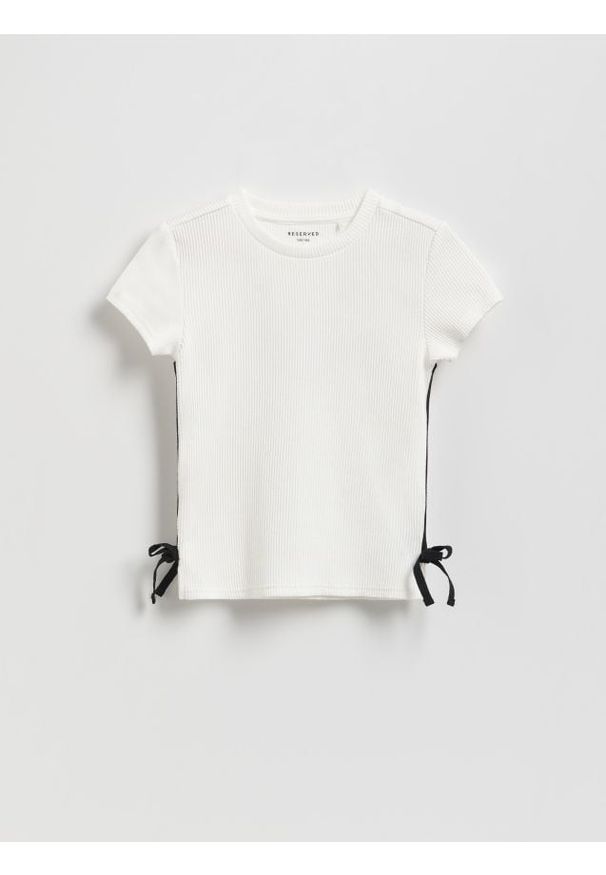 Reserved - Prążkowana bluzka z kokardkami - złamana biel. Typ kołnierza: kokarda. Materiał: prążkowany. Wzór: prążki