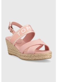 TOMMY HILFIGER - Tommy Hilfiger sandały SEASONAL WEBBING MID WEDGE damskie kolor różowy na koturnie FW0FW07091. Zapięcie: klamry. Kolor: różowy. Materiał: bawełna, guma. Obcas: na koturnie #3