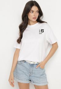 Born2be - Biało-Niebieski Bawełniany T-shirt z Napisami Hallena. Okazja: na co dzień, na spotkanie biznesowe. Kolor: biały. Materiał: bawełna. Wzór: napisy. Styl: biznesowy, klasyczny, elegancki, casual #4