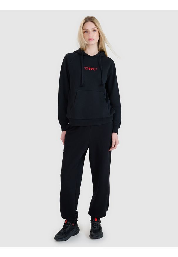 4f - 4F Bluza dresowa nierozpinana z kapturem damska - czarna XL. Okazja: na co dzień. Typ kołnierza: kaptur. Kolor: czarny. Materiał: dresówka. Długość rękawa: raglanowy rękaw. Wzór: gładki, ze splotem, haft. Styl: sportowy, casual
