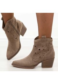 eVento - Fango ażurowe botki damskie, kowbojki Evento 9452. Okazja: na co dzień. Kolor: brązowy. Szerokość cholewki: normalna. Wzór: ażurowy. Materiał: zamsz. Sezon: wiosna, jesień, lato. Obcas: na obcasie. Styl: casual, elegancki, klasyczny. Wysokość obcasa: średni #1