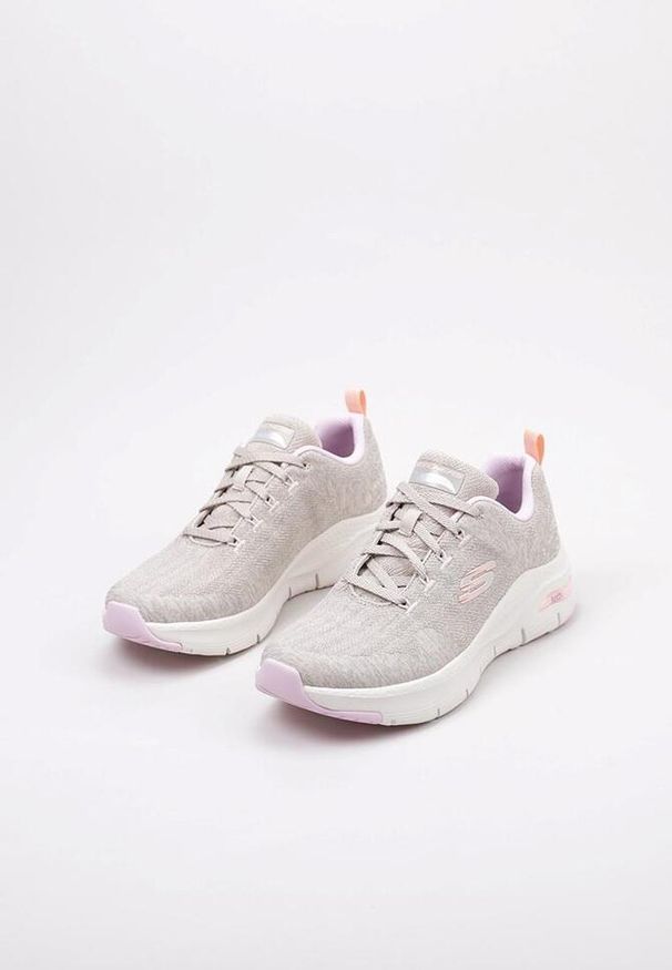 skechers - Buty Kobieta Skechers Arch Fit szary. Kolor: beżowy. Model: Skechers Sport. Sport: turystyka piesza