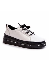 Lakierowane Sneakersy Damskie Na Platformie Białe S.Barski LR592B. Kolor: biały. Materiał: lakier. Wzór: napisy. Obcas: na platformie #6