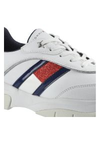 TOMMY HILFIGER - Białe Sneakersy Tommy Hilfiger Damskie Modne Buty. Kolor: biały. Materiał: materiał, skóra ekologiczna, jeans. Szerokość cholewki: normalna. Wzór: aplikacja, kolorowy