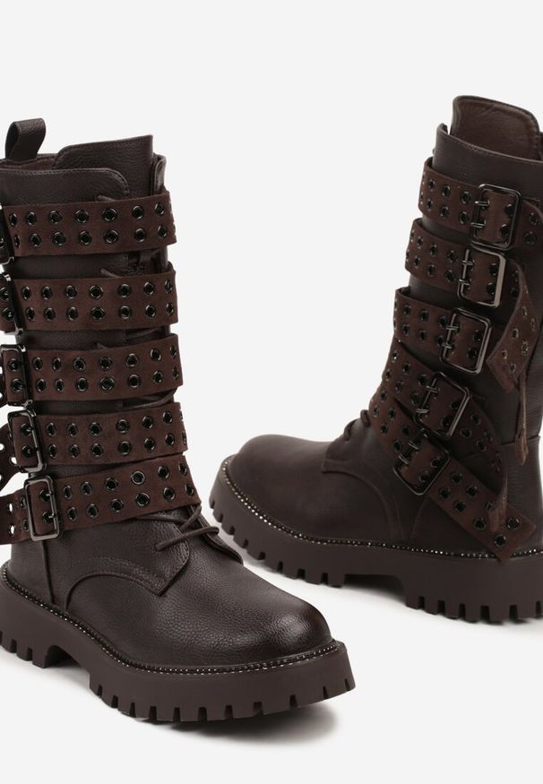 Renee - Brązowe Botki Bikery Ozdobione Paskami z Klamrami i Oczkami Kaletniczymi Niriel. Okazja: na co dzień. Zapięcie: klamry. Kolor: brązowy. Materiał: jeans, skóra. Wzór: aplikacja. Obcas: na obcasie. Styl: casual. Wysokość obcasa: średni