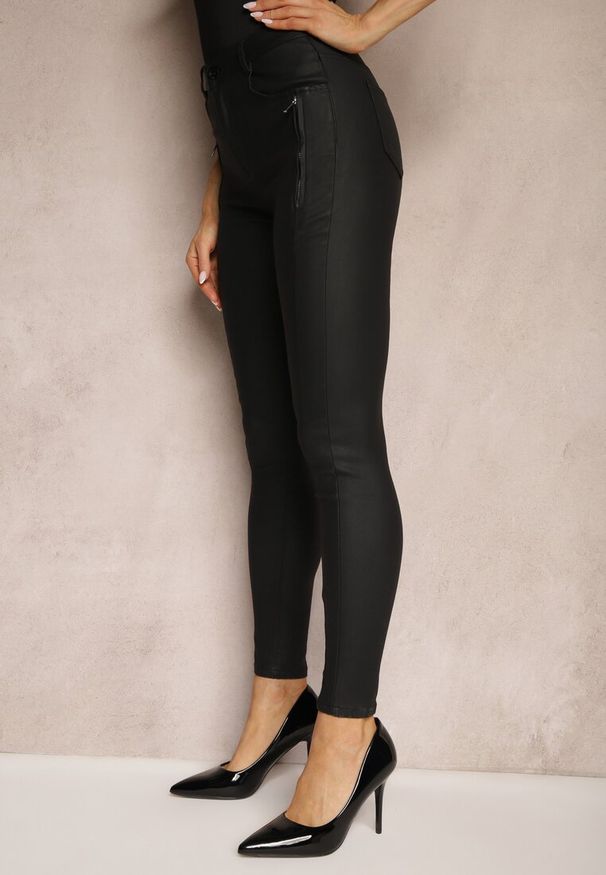 Renee - Czarne Spodnie Skinny z Imitacji Skóry Teyony. Kolor: czarny. Materiał: skóra. Wzór: aplikacja