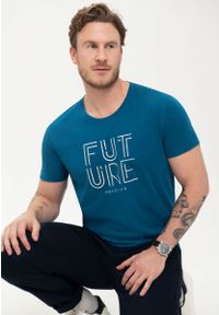 Volcano - T-shirt męski o klasycznym kroju T-FUTURE niebieski. Okazja: na co dzień. Kolor: morski, wielokolorowy, niebieski. Materiał: tkanina, bawełna. Długość rękawa: krótki rękaw. Długość: krótkie. Wzór: napisy, aplikacja, nadruk. Styl: klasyczny #1