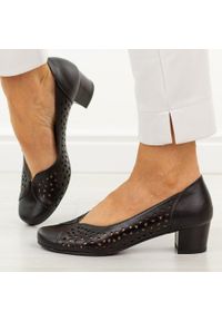 Czarne ażurowe skórzane Polskie czółenka damskie Gregors 1210. Nosek buta: okrągły. Kolor: czarny. Szerokość cholewki: normalna. Wzór: ażurowy. Materiał: skóra. Sezon: wiosna, lato. Obcas: na obcasie. Styl: wizytowy, klasyczny, elegancki. Wysokość obcasa: niski #1