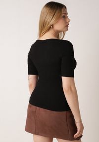 Born2be - Czarny Wiskozowy T-shirt o Dopasowanym Kroju z Dekoltem w Łódkę Idahphaeia. Okazja: na co dzień, do pracy, na spotkanie biznesowe. Kolor: czarny. Materiał: wiskoza. Wzór: aplikacja. Styl: biznesowy, klasyczny, casual #4