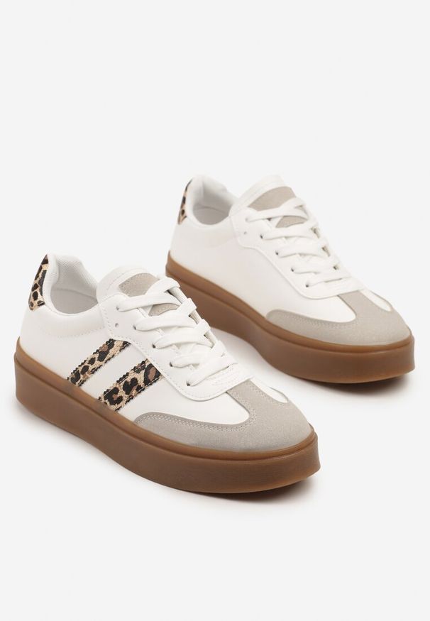 Renee - Białe Sneakersy w Stylu Kultowych Tenisówek ze Zdobieniami w Panterkę Nilivra. Okazja: na co dzień. Kolor: biały. Materiał: jeans. Szerokość cholewki: normalna. Wzór: aplikacja, motyw zwierzęcy
