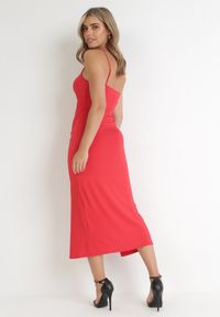 Born2be - Czerwona Dopasowana Sukienka Midi z Marszczeniem i Rozcięciem Heidrun. Kolor: czerwony. Długość rękawa: na ramiączkach. Długość: midi #3