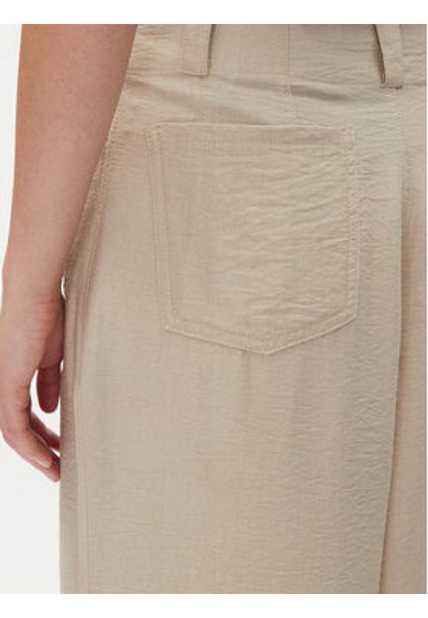 DKNY Spodnie materiałowe P41KTR48 Beżowy Loose Fit. Kolor: beżowy. Materiał: syntetyk