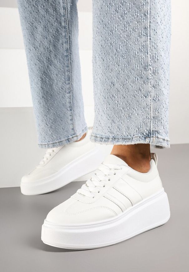 Born2be - Białe Sneakersy Kultowe Tenisówki na Platformie z Koturnem Elisara. Okazja: na co dzień, na spacer. Zapięcie: sznurówki. Kolor: biały. Materiał: jeans. Obcas: na koturnie. Sport: turystyka piesza