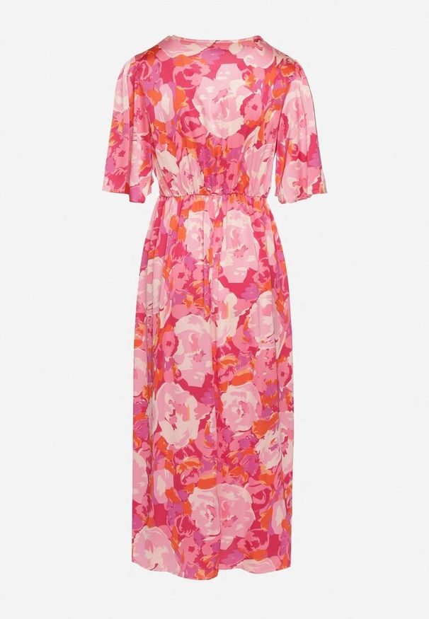 Born2be - Różowa Rozkloszowana Sukienka z Marszczonym Dekoltem i Gumką w Pasie Ozdobiona Rozcięciami Balpia. Okazja: na co dzień. Kolor: różowy. Długość rękawa: krótki rękaw. Wzór: aplikacja. Typ sukienki: proste. Styl: casual, elegancki