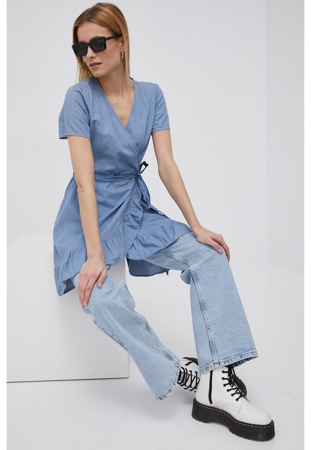 JDY sukienka jeansowa mini rozkloszowana. Kolor: niebieski. Materiał: jeans. Typ sukienki: rozkloszowane. Długość: mini