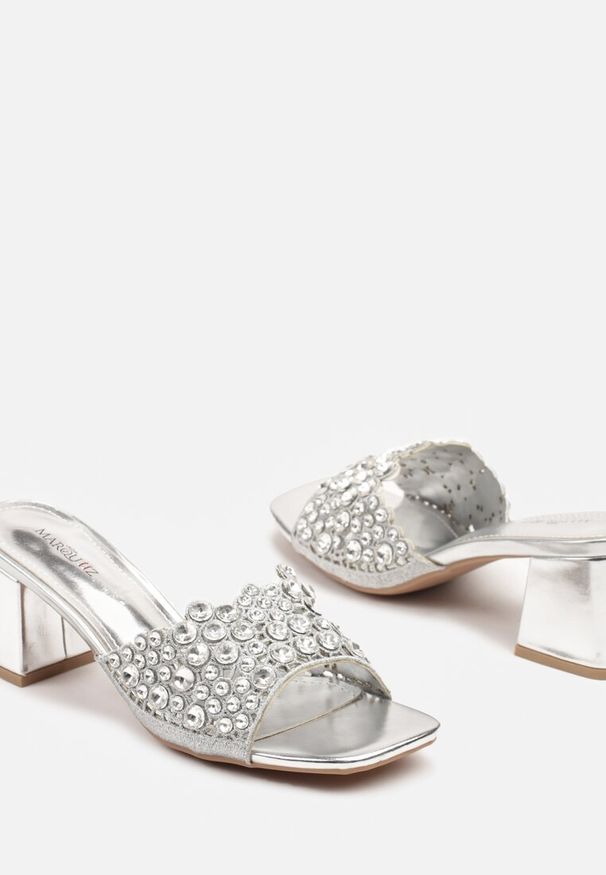 Renee - Srebrne Eleganckie Klapki na Słupku z Kryształkami i Cyrkoniami Selorin. Kolor: srebrny. Materiał: satyna. Sezon: lato. Obcas: na słupku. Styl: elegancki