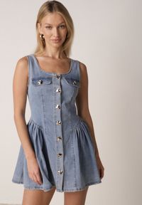 Born2be - Jasnoniebieska Jeansowa Sukienka z Bawełny o Rozkloszowanym Kroju z Guzikami Nikesilea. Typ kołnierza: dekolt gorset. Kolor: niebieski. Materiał: bawełna, jeans. Typ sukienki: rozkloszowane, gorsetowe. Styl: elegancki, klasyczny #4