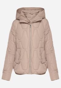 Born2be - Ciemnobeżowa Pikowana Kurtka z Materiałowym Kapturem i Kieszeniami Ravalynne. Okazja: na spacer, na co dzień. Kolor: beżowy. Materiał: materiał. Styl: klasyczny, casual, elegancki, sportowy #5