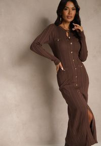 Renee - Brązowa Taliowana Sukienka Sweterkowa z Wiskozą i Metalicznymi Guzikami Lilianessa. Okazja: na co dzień. Kolor: brązowy. Materiał: wiskoza. Typ sukienki: proste. Styl: casual, elegancki #3
