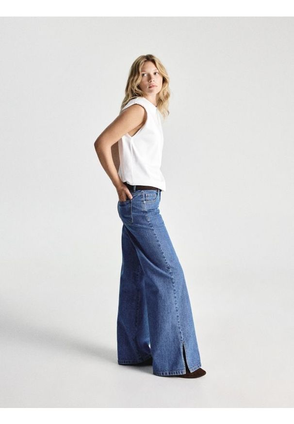 Reserved - T-shirt z poduszkami na ramionach - biały. Kolor: biały. Materiał: bawełna, dzianina