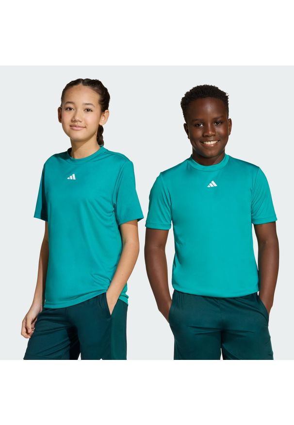 Adidas - Koszulka Train Essentials Logo Regular Fit Kids. Kolor: niebieski, wielokolorowy, biały. Materiał: materiał. Sport: joga i pilates