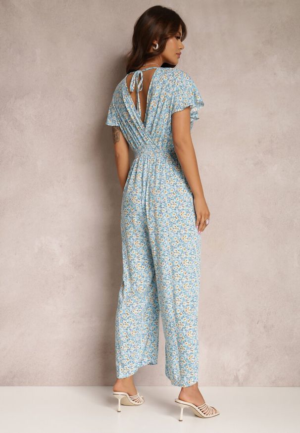 Renee - Jasnoniebieski Kombinezon Amathania. Kolor: niebieski. Materiał: wiskoza. Długość rękawa: krótki rękaw. Długość: krótkie. Wzór: kwiaty. Sezon: lato. Styl: wakacyjny