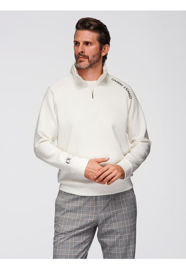 Ombre Clothing - Męska bluza z rozpinaną wysoką stójką i kontrastowym nadrukiem – ecru V2 - Rozmiar: L. Okazja: na co dzień. Typ kołnierza: kołnierzyk stójkowy. Materiał: satyna, poliester, materiał, dzianina, elastan, wiskoza. Długość rękawa: raglanowy rękaw. Długość: krótkie. Wzór: nadruk. Styl: casual, sportowy, elegancki