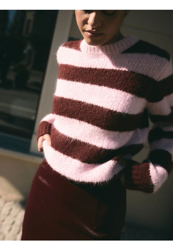 Reserved - Sweter w paski - wielobarwny. Materiał: dzianina, wełna. Wzór: paski