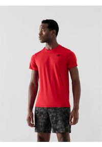 4f - Koszulka treningowa regular szybkoschnąca męska. Kolor: czerwony. Materiał: syntetyk, elastan, materiał, włókno, dzianina. Długość rękawa: krótki rękaw. Długość: krótkie. Wzór: ze splotem, jednolity, gładki. Sport: fitness #1