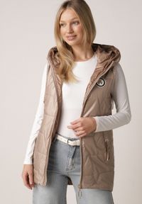 Born2be - Brązowa Pikowana Kamizelka o Długim Kroju z Nieodpinanym Kapturem i Aplikacją Koretes. Okazja: na co dzień. Kolor: brązowy. Materiał: prążkowany, poliester. Długość: długie. Wzór: aplikacja. Styl: casual #5