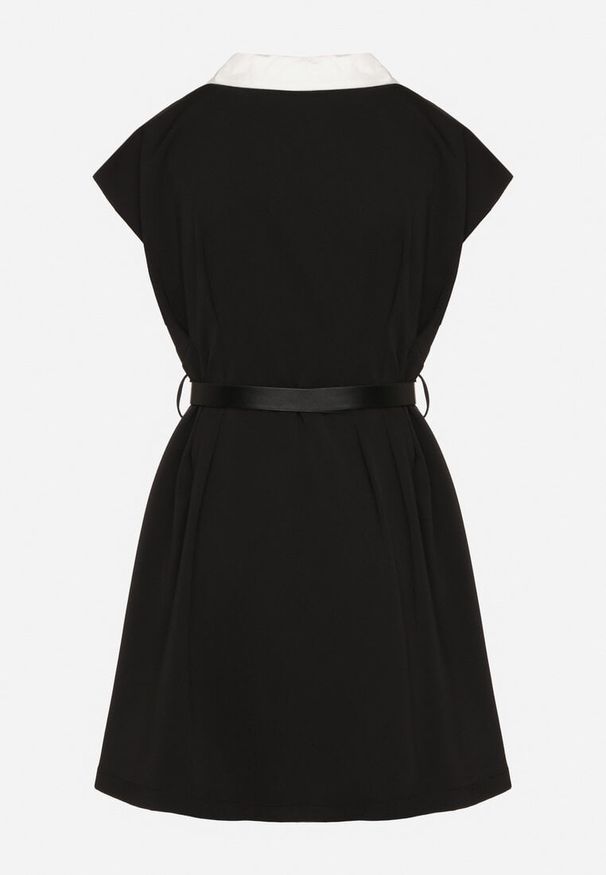 Born2be - Czarna Wiskozowa Sukienka Rozkloszowana z Koszulowym Kołnierzykiem i Paskiem Aluella. Okazja: na spotkanie biznesowe, na co dzień. Typ kołnierza: kołnierzyk koszulowy. Kolor: czarny. Materiał: wiskoza. Długość rękawa: krótki rękaw. Typ sukienki: koszulowe. Styl: elegancki, casual, biznesowy