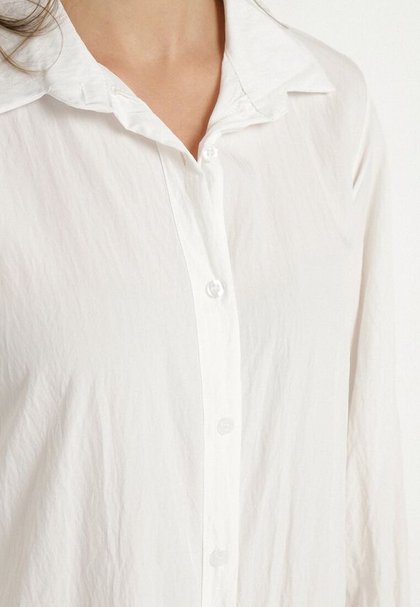 Born2be - Biała Sukienka z Wiskozą o Koszulowym Kroju z Falbanką Penzedi. Okazja: na co dzień. Typ kołnierza: kołnierzyk klasyczny. Kolor: biały. Materiał: wiskoza. Długość rękawa: długi rękaw. Typ sukienki: koszulowe. Styl: klasyczny, casual, elegancki