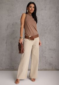Renee - Brązowa Bluzka Top Bez Rękawów ze Stójką Nedire. Typ kołnierza: kołnierzyk stójkowy. Kolor: brązowy. Materiał: poliester, elastan, materiał, jeans. Długość rękawa: bez rękawów. Styl: elegancki #6