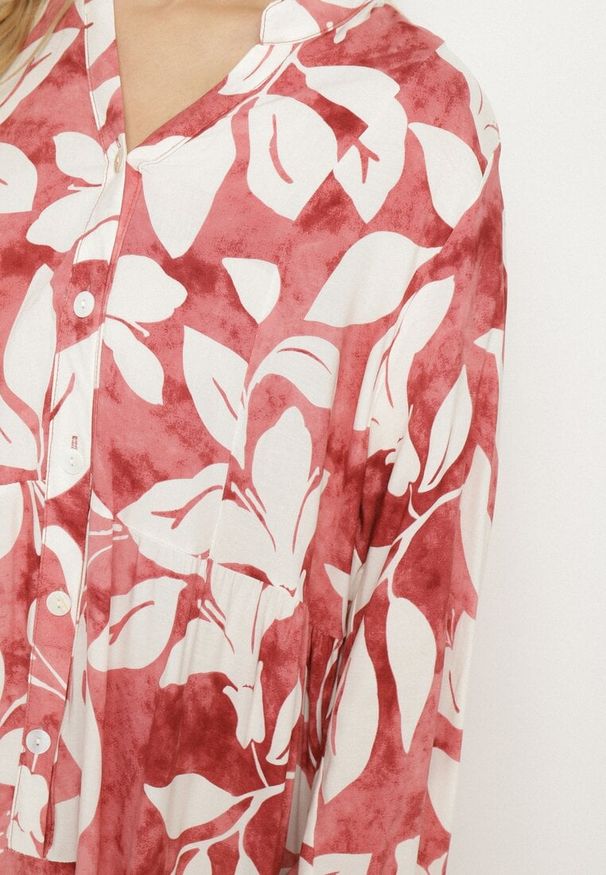 Born2be - Czerwona Koszulowa Sukienka z Wiskozy z Motywem Liści Liorenna. Okazja: na co dzień. Kolor: czerwony. Materiał: wiskoza. Wzór: kolorowy. Sezon: wiosna, lato. Typ sukienki: koszulowe. Styl: casual, klasyczny