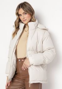 Born2be - Jasnobeżowa Pudełkowa Kurtka Pikowana z Kapturem Anena. Okazja: na co dzień. Typ kołnierza: kaptur. Kolor: beżowy. Materiał: jeans. Styl: klasyczny, casual, elegancki #2