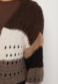 Born2be - Brązowy Długi Kardigan Ażurowy w Paski z Domieszką Wełny i Wiskozy Ilomine. Okazja: na spotkanie biznesowe, na co dzień. Kolor: brązowy. Materiał: wełna, wiskoza. Długość: długie. Wzór: ażurowy, paski. Styl: biznesowy, casual #4