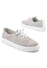 Półbuty damskie Filippo, ze skóry naturalnej perforowana cholewka wzorzysty motyw sznurowane lekka podeszwa casual, białe, DP7671/26. Okazja: na co dzień. Zapięcie: sznurówki. Kolor: biały. Materiał: skóra. Szerokość cholewki: normalna. Wzór: aplikacja. Sezon: wiosna, lato. Styl: casual #6